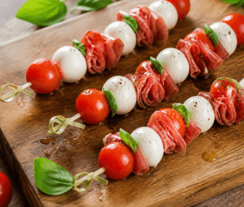 Spiesjes met cherrytomaat, ham en mozzarella